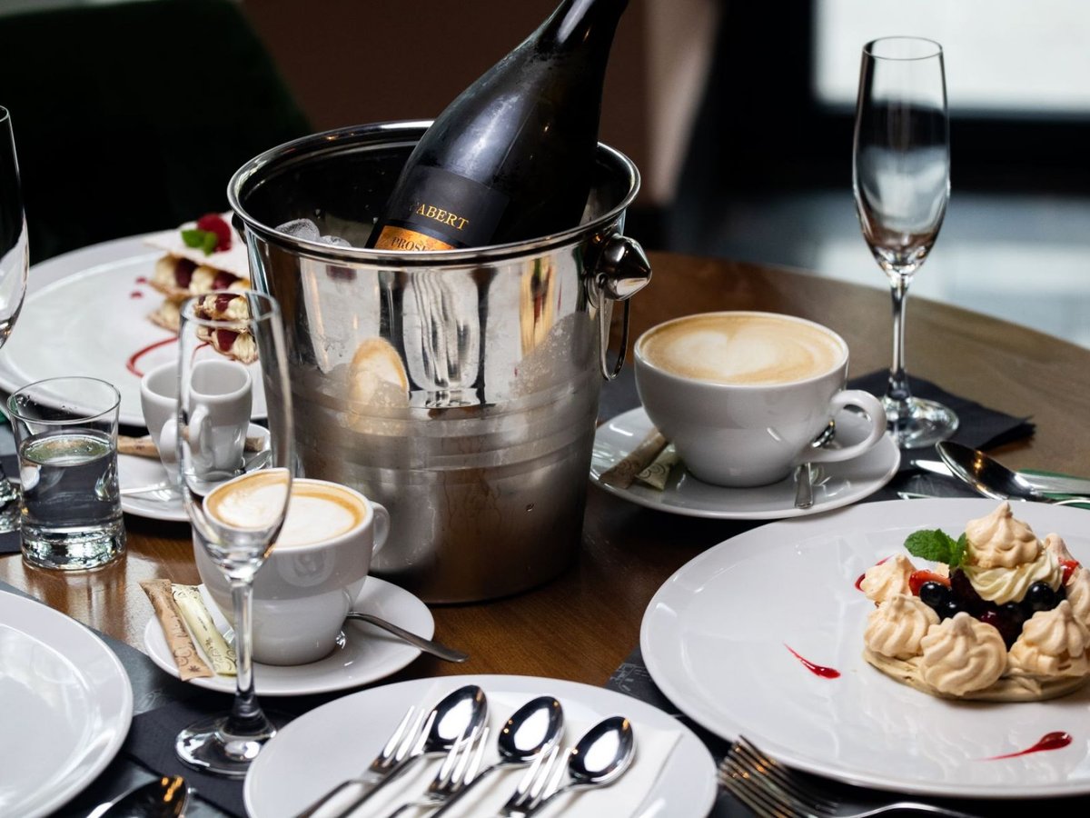 Stół z prosecco, kawą i deserami